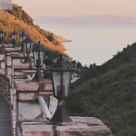 Karos Llaman Szálloda Himara