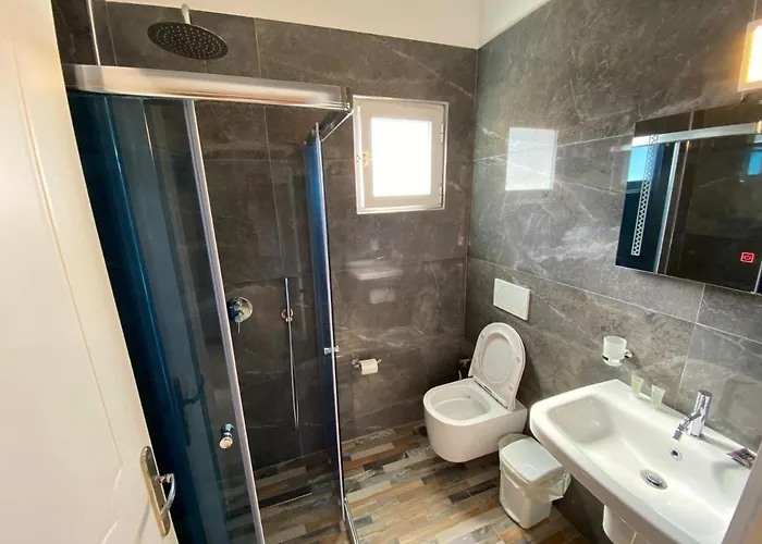 Karos Llaman Otel