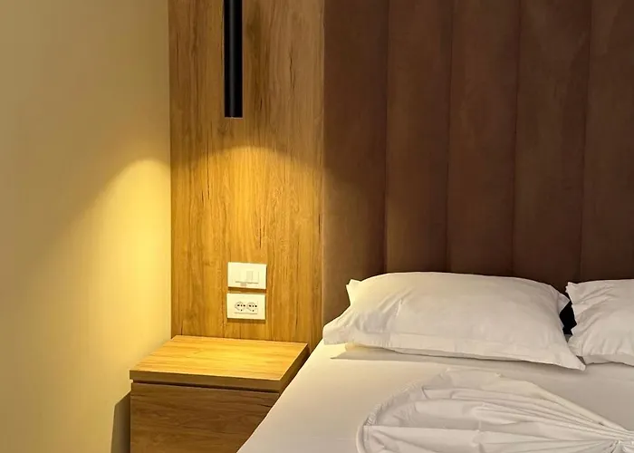 Karos Llaman Otel *