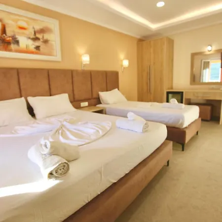 Karos Llaman Hotell *