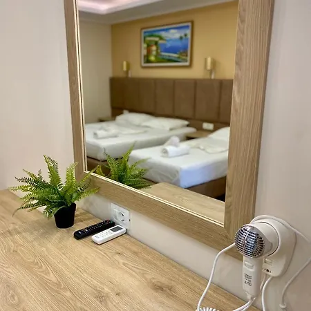 Karos Llaman Hotel Himare