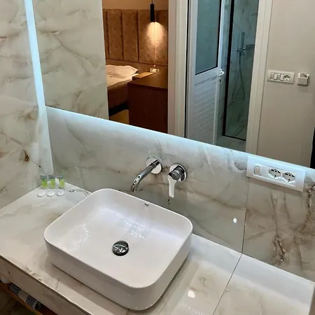 Karos Llaman Hotel Himare