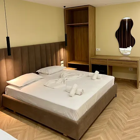 Karos Llaman Hotel Himare