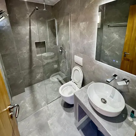 Karos Llaman Hotel Himare