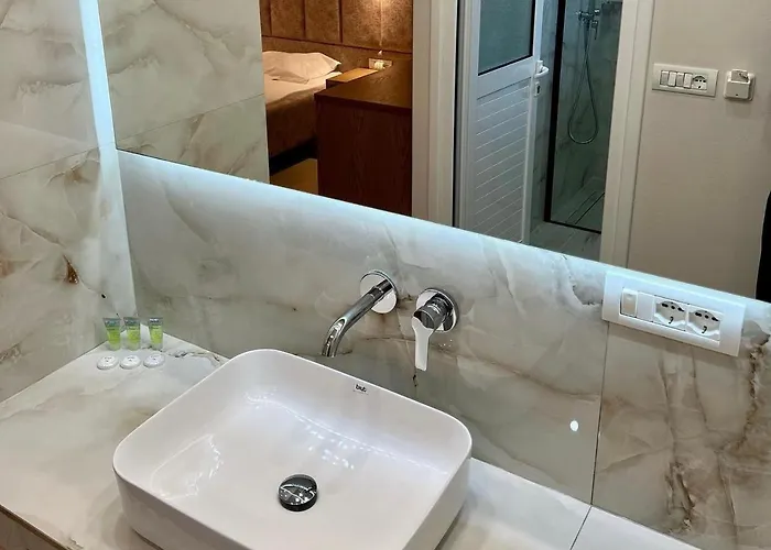 Karos Llaman Hotel Himare