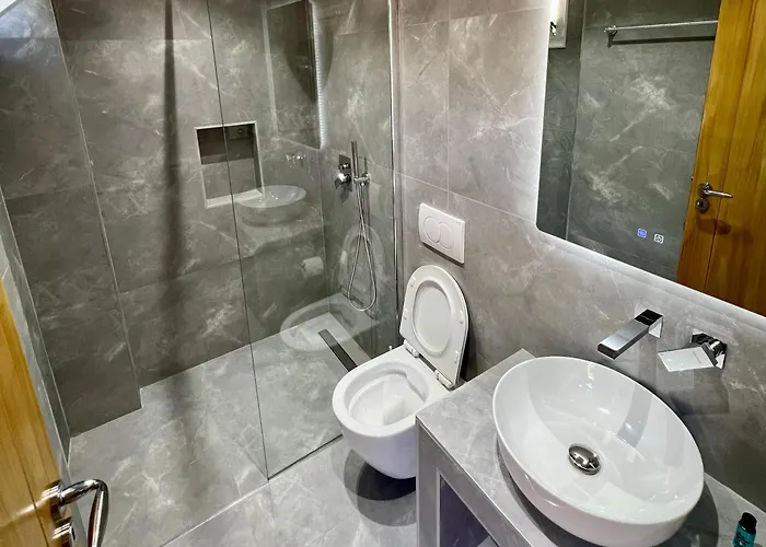 Karos Llaman Hotel Himare